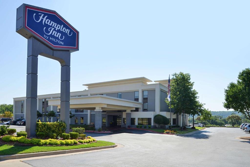 un hôtel avec un panneau devant un bâtiment dans l'établissement Hampton Inn Tulsa Sand Springs, à Tulsa