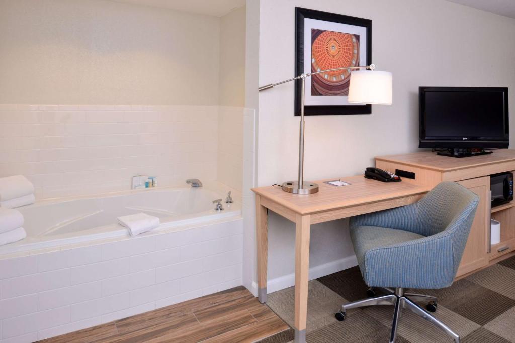 Hampton Inn Tulsa Sand Springs - King Room With Spa Bath
