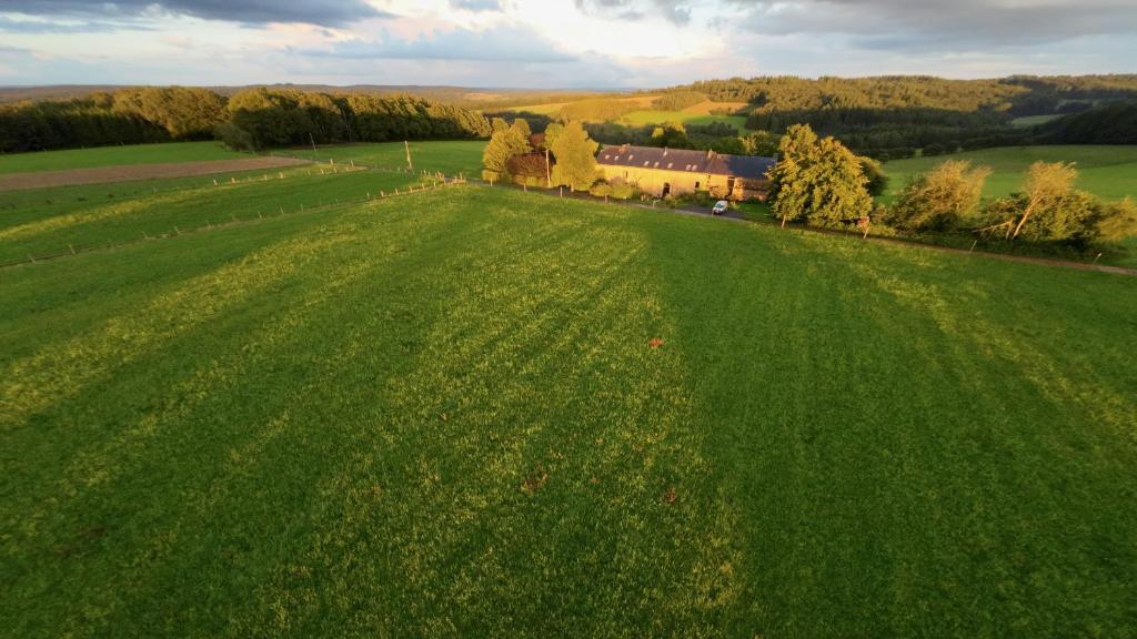 una vista aérea de un gran campo verde con una casa en Gîte Banet-Sart à Daverdisse, en Daverdisse