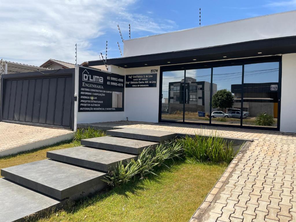 een gebouw met trappen voor een winkel bij Unidades mobiliadas em condomínio in Lucas do Rio Verde