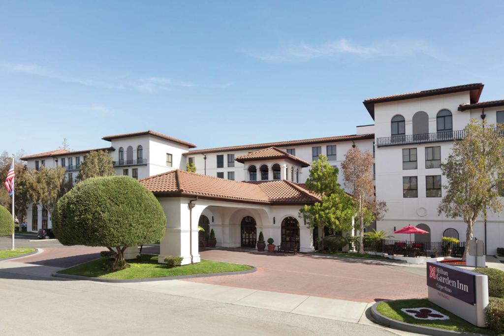 un edificio con un gazebo di fronte di Hilton Garden Inn Cupertino a Cupertino