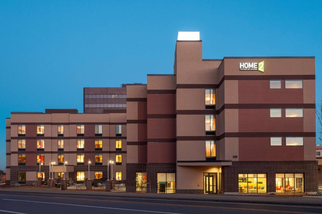 ein Gebäude mit einem hoganischen Schild auf der Seite in der Unterkunft Home2 Suites by Hilton Denver West / Federal Center in Lakewood