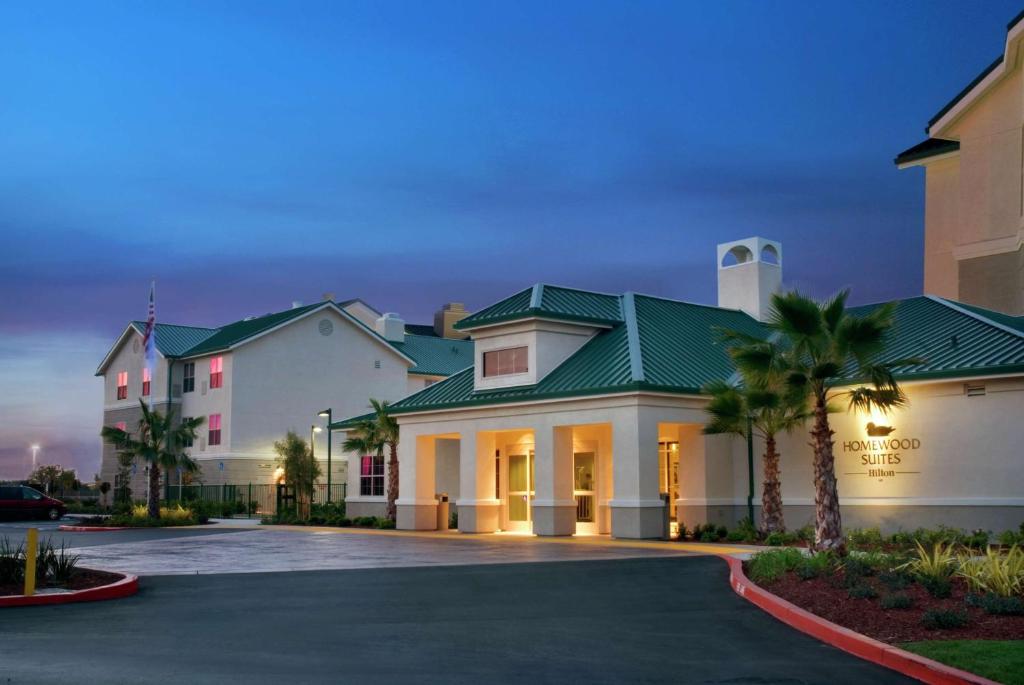 um hotel com estacionamento em frente a um edifício em Homewood Suites by Hilton Sacramento Airport-Natomas em Sacramento
