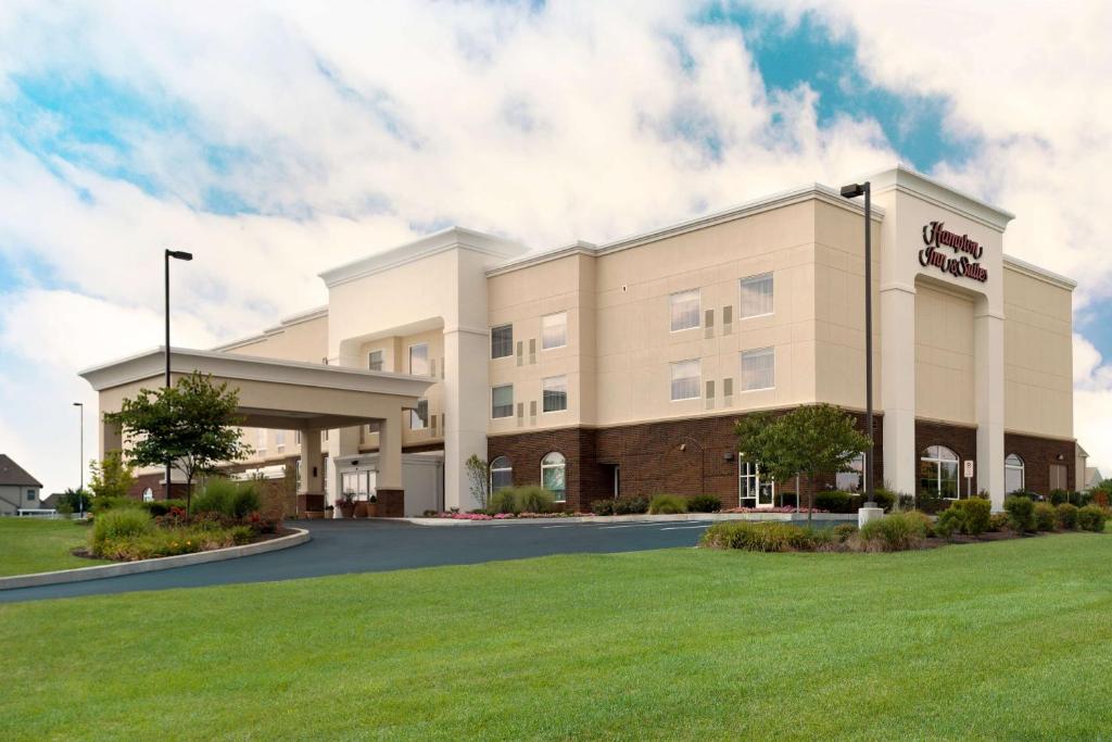 una representación de la parte delantera de un edificio hospitalario en Hampton Inn & Suites Hershey Near the Park, en Hummelstown