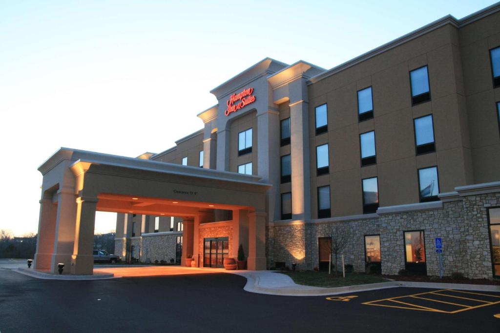 ein Hotel mit einem Schild auf der Vorderseite in der Unterkunft Hampton Inn & Suites - Saint Louis South Interstate 55 in Saint Louis