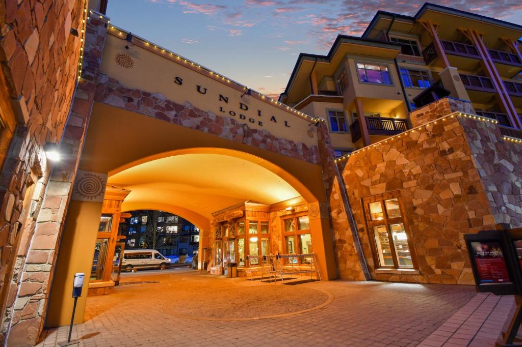 ein Gebäude mit einem Torbogen in der Mitte einer Straße in der Unterkunft Sundial Lodge by Park City - Canyons Village in Park City