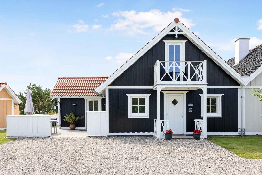 Maison noire et blanche avec allée en gravier dans l'établissement Central Denmark, Live By The Coast, Good Activity Options, à Brenderup