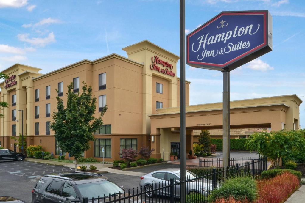 un panneau devant une auberge et des suites hampton dans l'établissement Hampton Inn & Suites Tacoma, à Tacoma