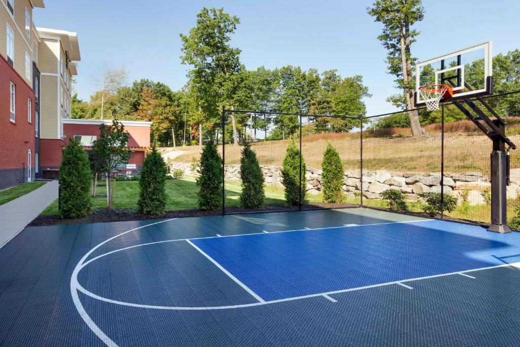 a basketball court with a hoop at Homewood Suites by Hilton Gateway Hills Nashua in Nashua