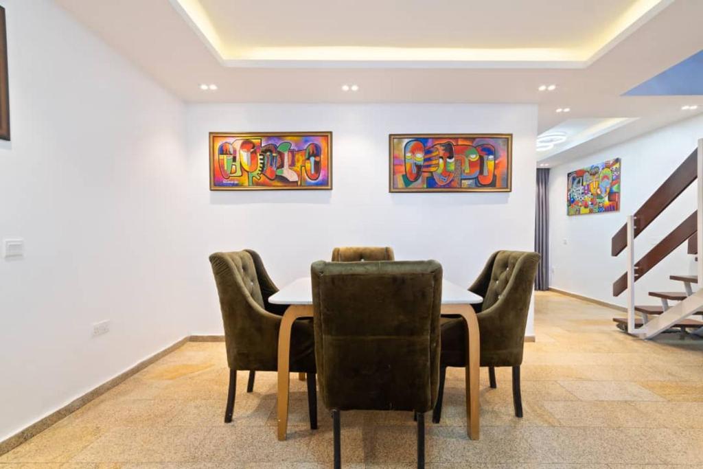Posezení v ubytování OlliebeierArtApartment Charming recently refurbished three-bedroom apartment located in VI