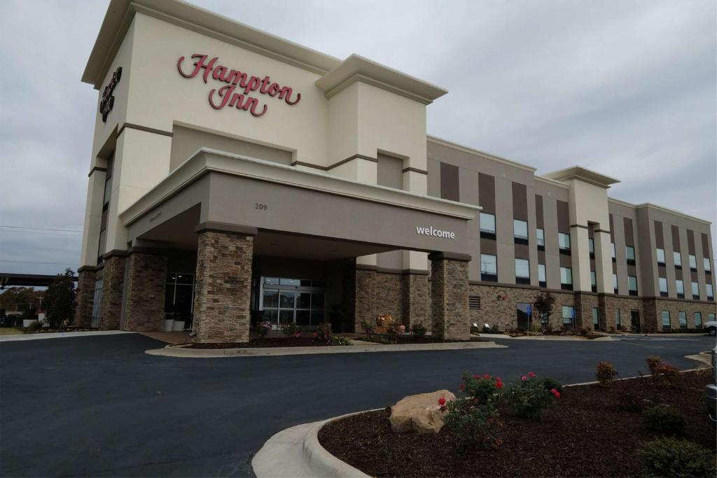 a hampton inn building with a sign on it at Hampton Inn Searcy Arkansas in Searcy