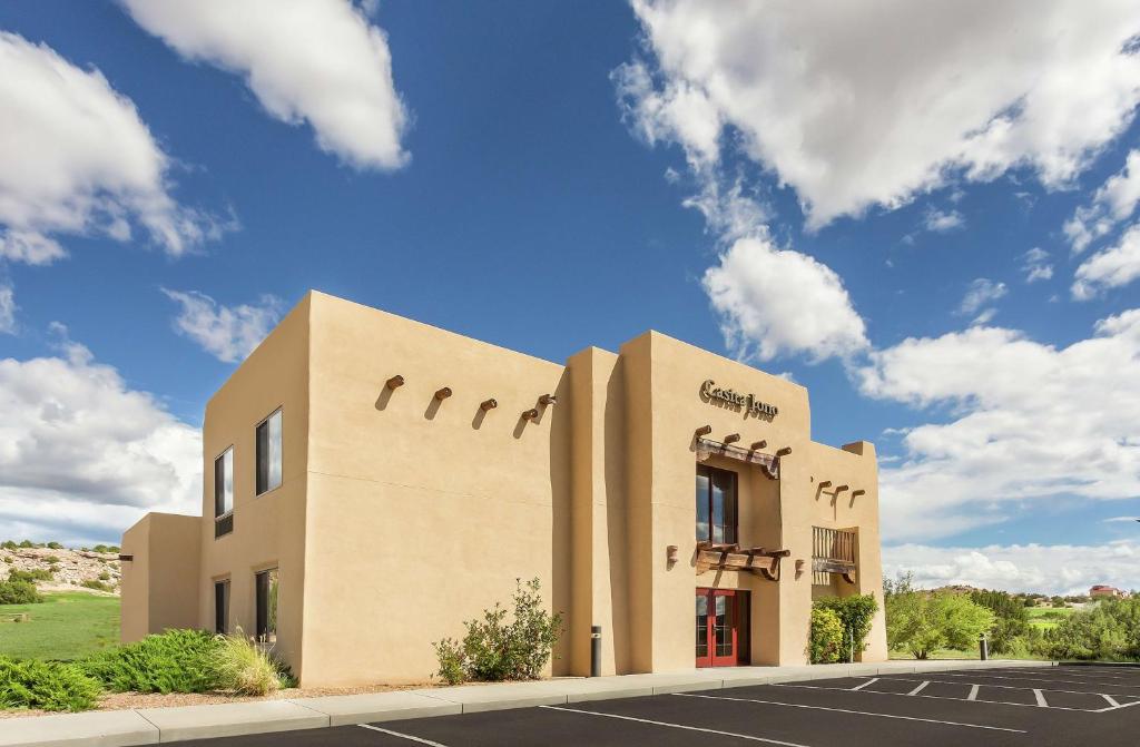 un bâtiment en face d'un parking dans l'établissement Homewood Suites by Hilton Santa Fe-North, à Pojoaque