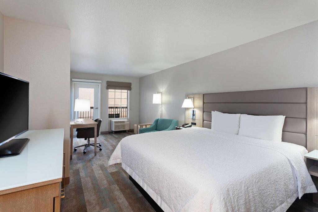 Hampton Inn & Suites Hermosa Beach - King Room With King Bed - Non-Smoking