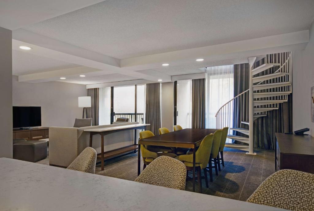 Hilton Peachtree City Atlanta Hotel & Conference Center - King Suite Met Twee Niveaus Met één Slaapkamer