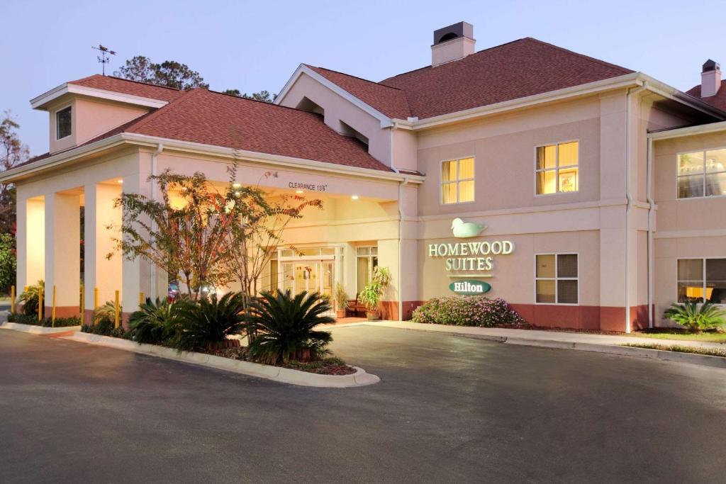 un hotel con un cartel que lee sitios renovados en Homewood Suites by Hilton Tallahassee, en Tallahassee