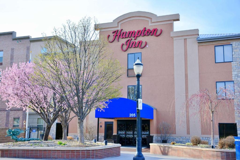 ein rosafarbenes Gebäude mit einem Schild, das Hampton Inn liest in der Unterkunft Hampton Inn Grand Junction in Grand Junction