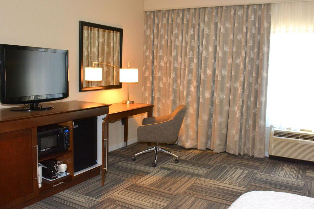 TV a/nebo společenská místnost v ubytování Hampton Inn Grand Junction