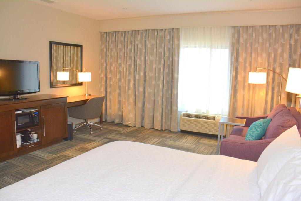 TV a/nebo společenská místnost v ubytování Hampton Inn Grand Junction