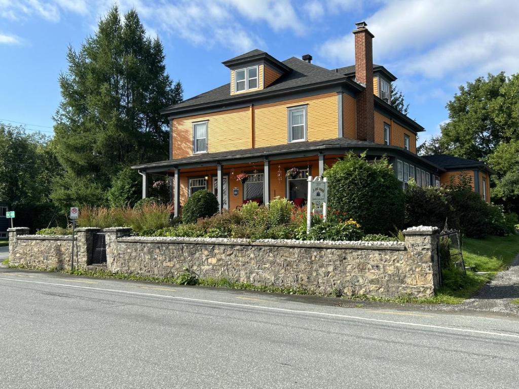a house on the side of the road at À Tout Venant B&B in Magog-Orford