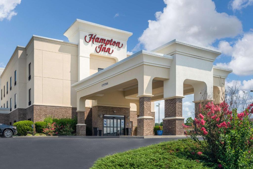a front view of a hampton inn and suites at Hampton Inn London-North, Ky in London