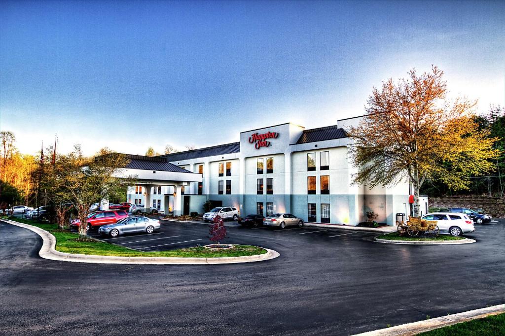 un hotel con coches estacionados en un estacionamiento en Hampton Inn Jonesville/Elkin, en Arlington