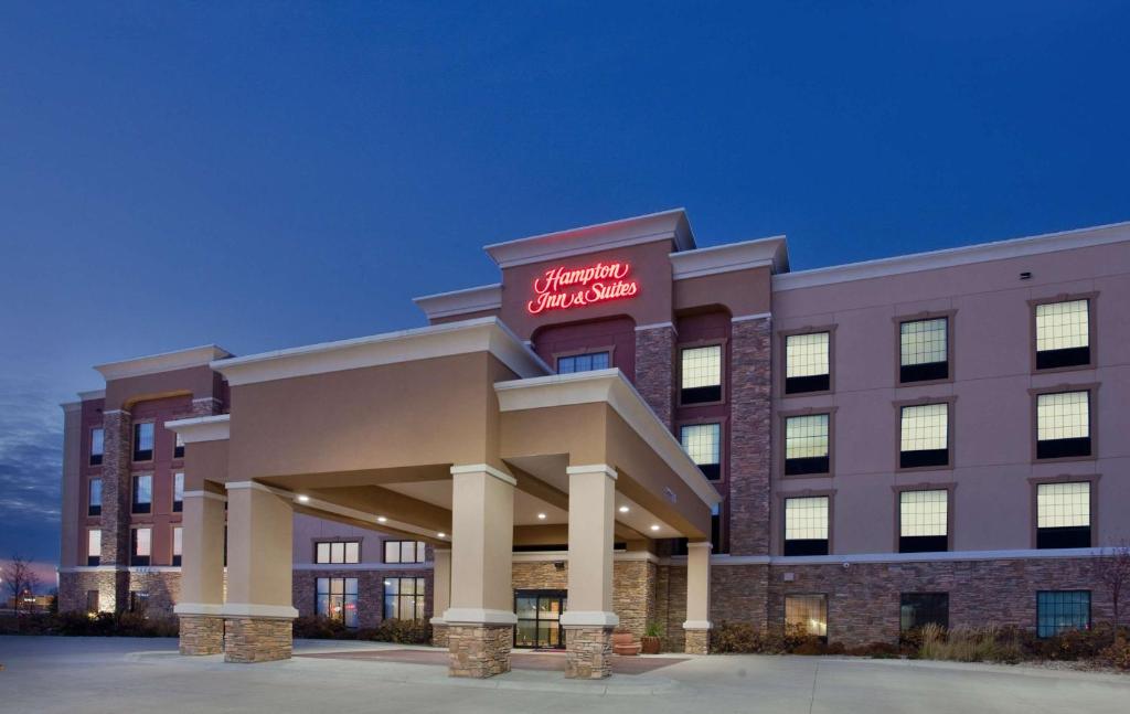 un bâtiment d'hôpital avec un panneau rouge sur celui-ci dans l'établissement Hampton Inn and Suites St. Cloud, à Saint Cloud