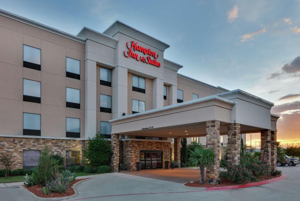 una representación de la parte delantera de un hotel en Hampton Inn & Suites Fort Worth/Forest Hill, en Forest Hill