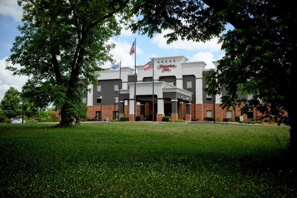 Un edificio con una bandiera americana davanti di Hampton Inn Fayetteville a Fayetteville