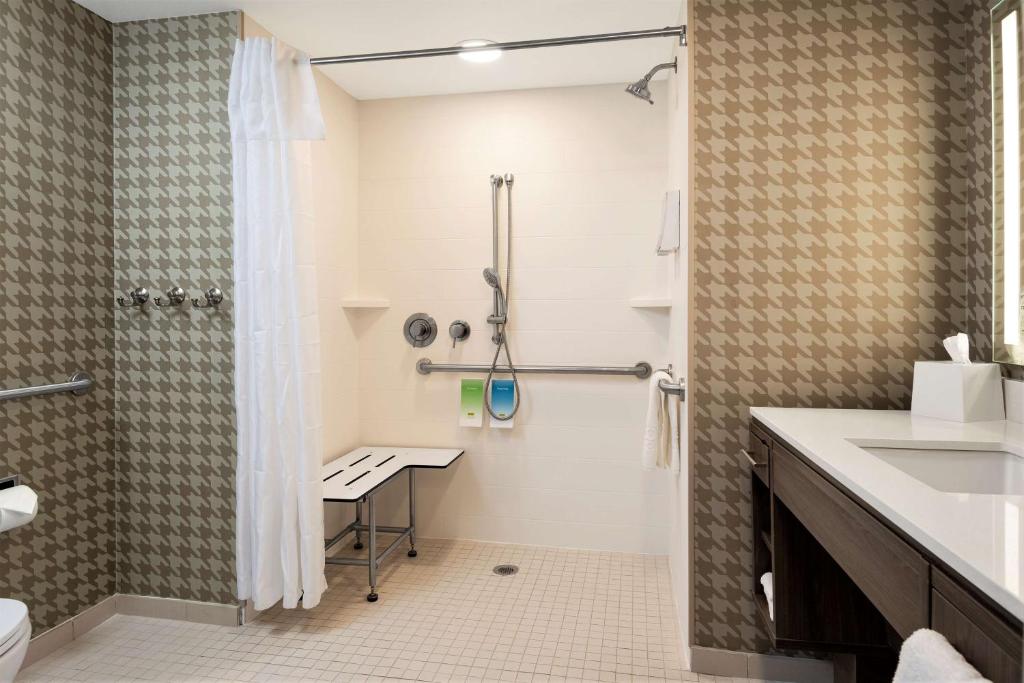 y baño con ducha y lavamanos. en Home2 Suites By Hilton Roswell, Ga en Roswell
