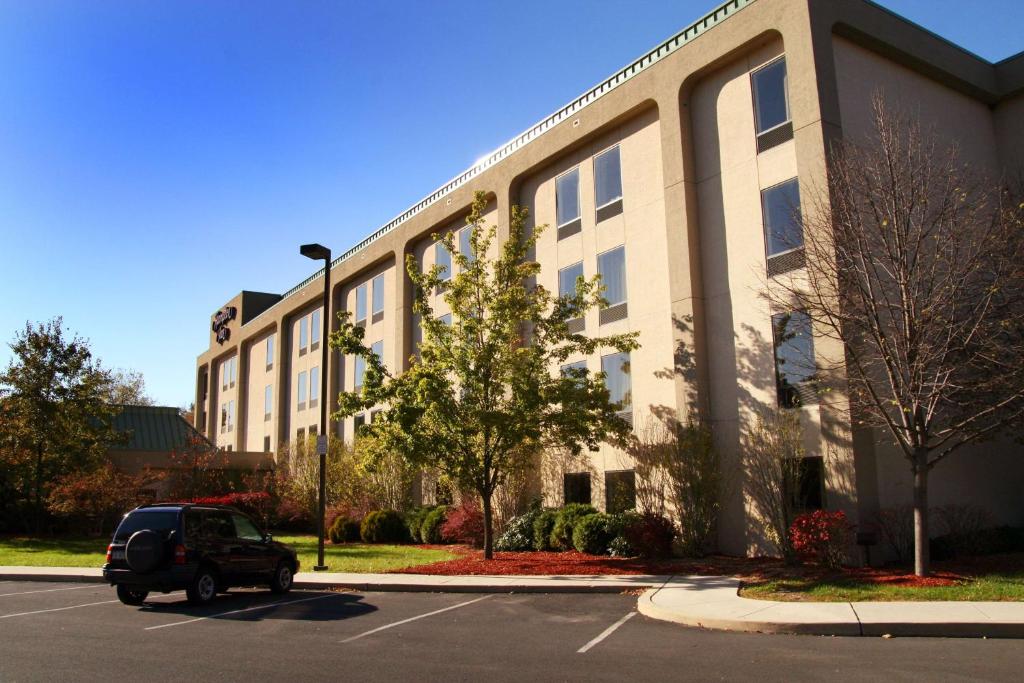 un coche aparcado frente a un edificio en Hampton Inn Stroudsburg Poconos, en Stroudsburg