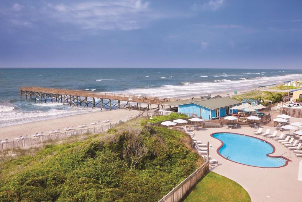 - une vue aérienne sur une plage avec une jetée dans l'établissement DoubleTree by Hilton Atlantic Beach Oceanfront, à Atlantic Beach