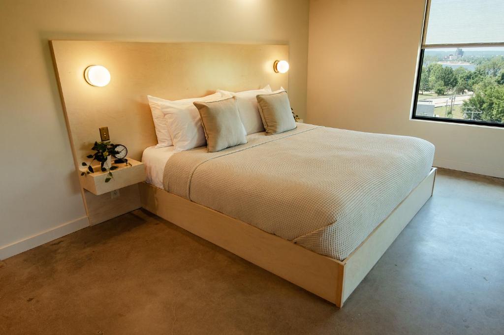 Postel nebo postele na pokoji v ubytování Brut Hotel