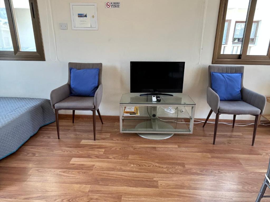 TV a/nebo společenská místnost v ubytování Extremely comfy apt with spacious private terrace 10min walk to the beach & in Town