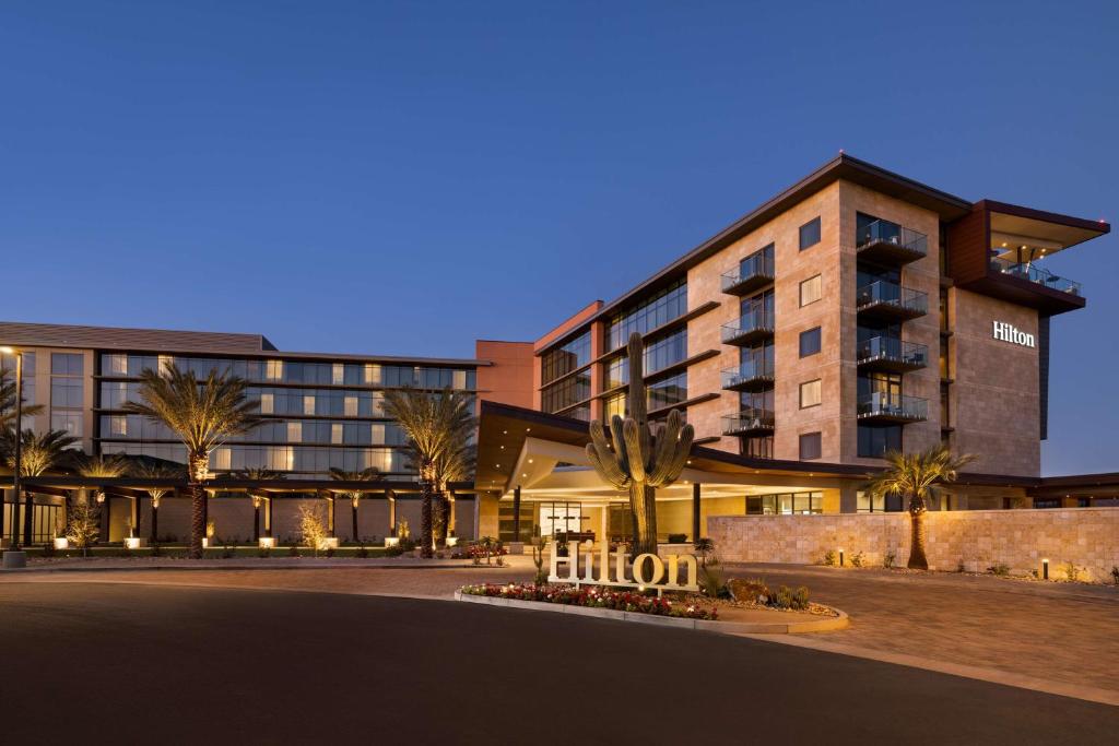 uma representação do hotel elgin à noite em Hilton North Scottsdale At Cavasson em Scottsdale