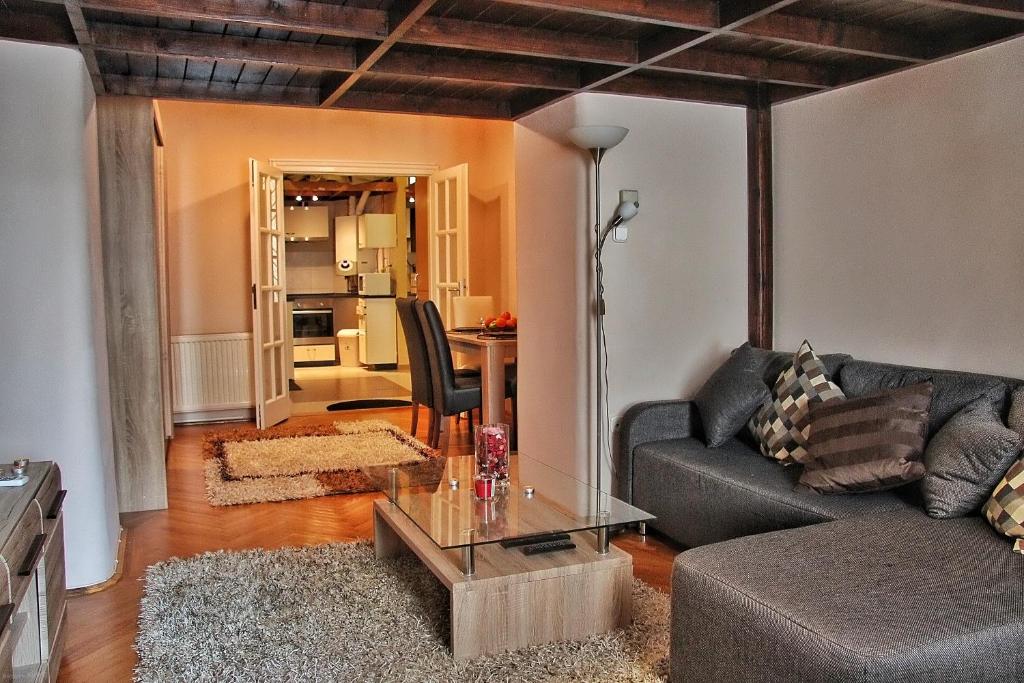 sala de estar con sofá y mesa en Vaci Deluxe Apartment, en Budapest