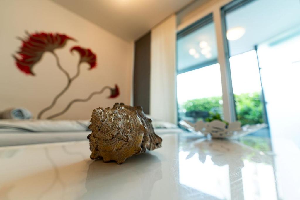 uma pedra sentada numa mesa de vidro numa sala em Residenz am Bodensee em Friedrichshafen