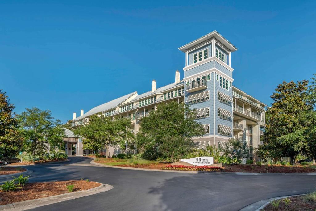 un grande edificio bianco con torre dell'orologio di Hilton Grand Vacations Club Sandestin a Destin