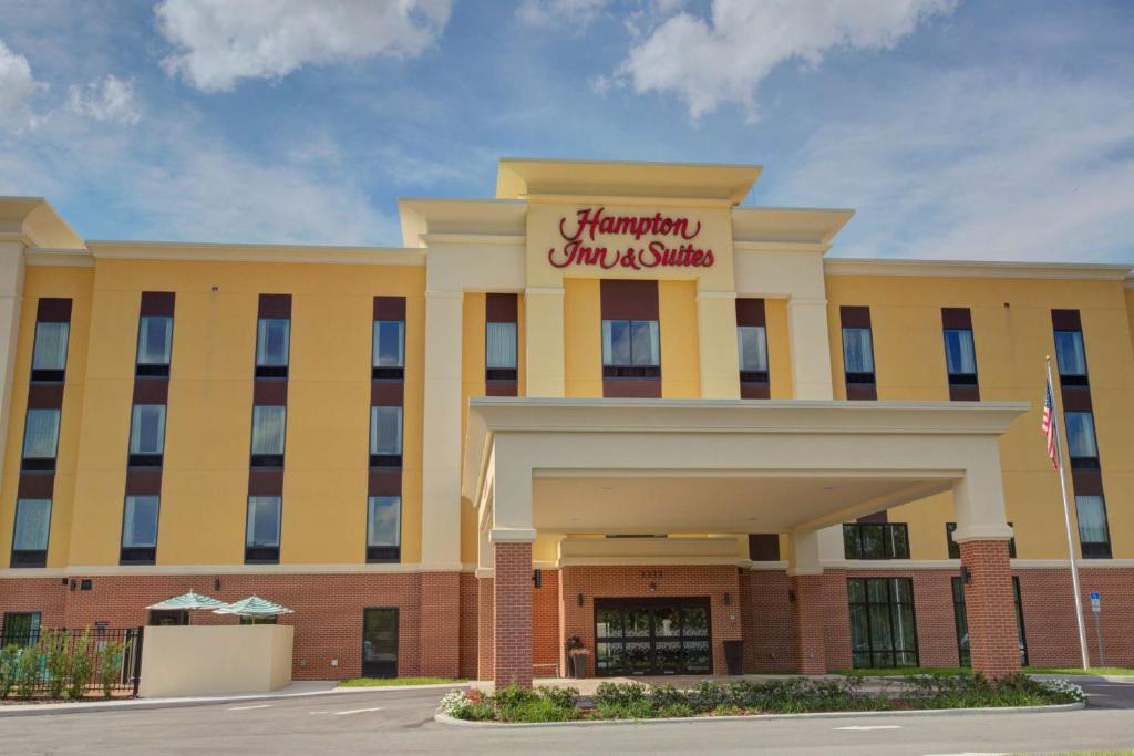 uma vista frontal de uma estalagem e suites do Hampton em Hampton Inn & Suites by Hilton Tampa Busch Gardens Area em Tampa