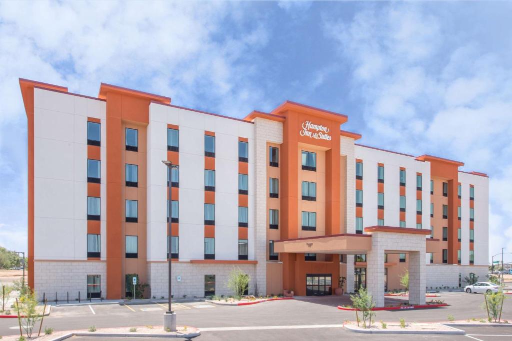 吉尔伯特Hampton Inn & Suites Phoenix - East Mesa in Gilbert的停车场里酒店 ⁇ 染