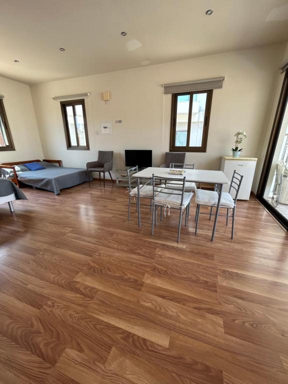 TV a/nebo společenská místnost v ubytování Extremely comfy apt with spacious private terrace 10min walk to the beach & in Town