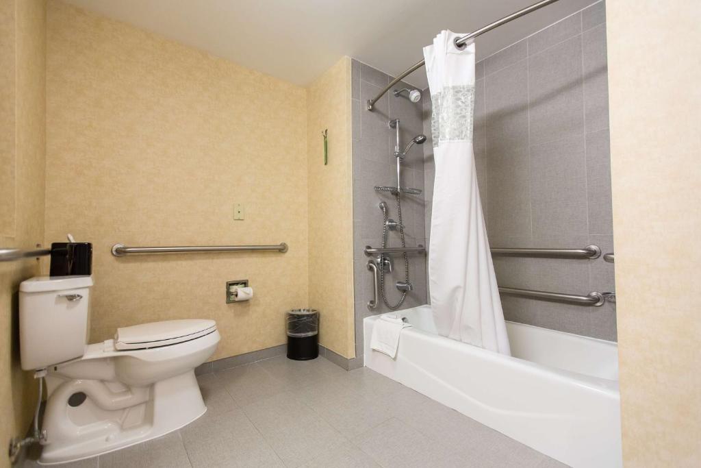 Koupelna v ubytování Hampton Inn and Suites Parsippany/North