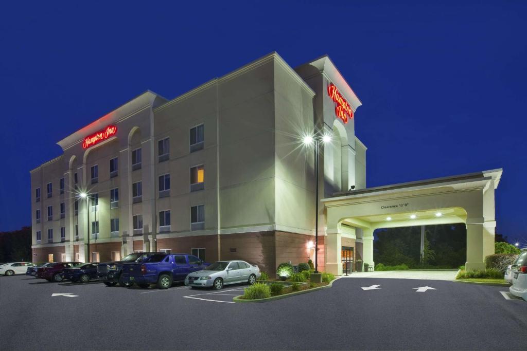 un hotel con coches estacionados en un estacionamiento en Hampton Inn Pittsburgh Area-Beaver Valley-Center Township, en Monaca