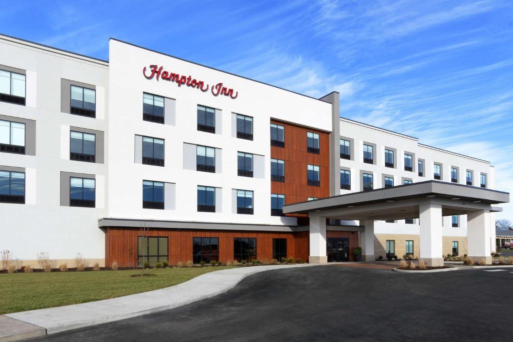 - un grand bâtiment blanc avec un panneau dans l'établissement Hampton Inn O'Fallon, Il, à O'Fallon