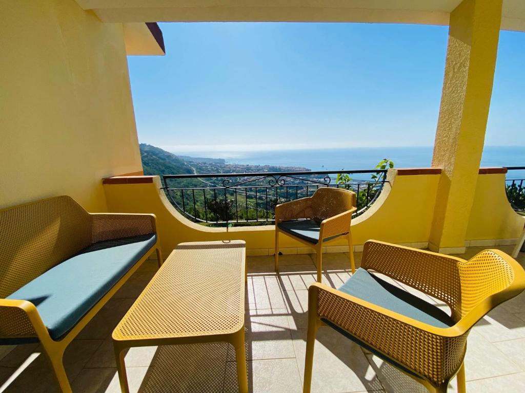 een balkon met stoelen en uitzicht op de oceaan bij Marasusa Apartments Tramontana in Parghelia