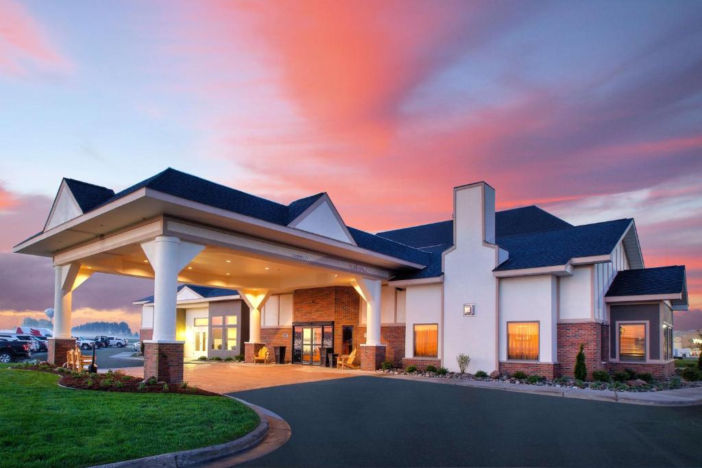 una representación de una casa con puesta de sol en Hampton Inn Gaylord en Gaylord