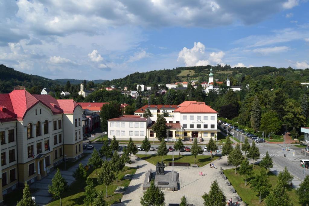 z góry widok na miasto z budynkami i ulicą w obiekcie Hotel Vsacan w mieście Vsetín