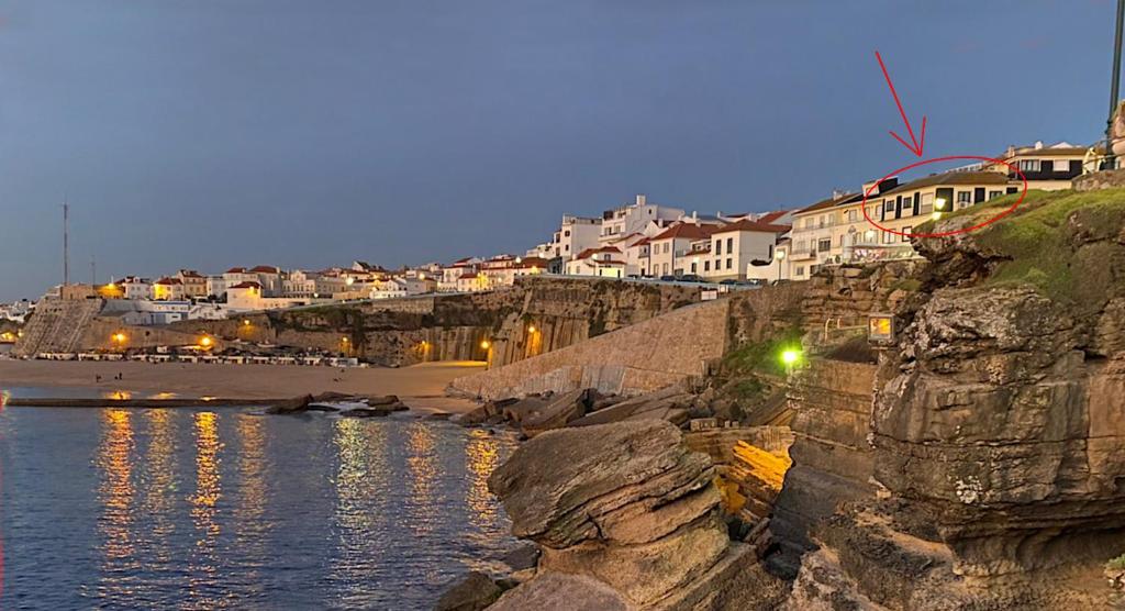 - une vue sur une plage de nuit avec des maisons dans l'établissement Sea Ceiling - Ericeira, à Ericeira