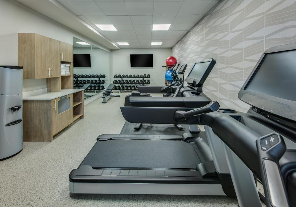 Fitness centrum a/nebo fitness zařízení v ubytování Coast Rehoboth Beach, Tapestry Collection By Hilton