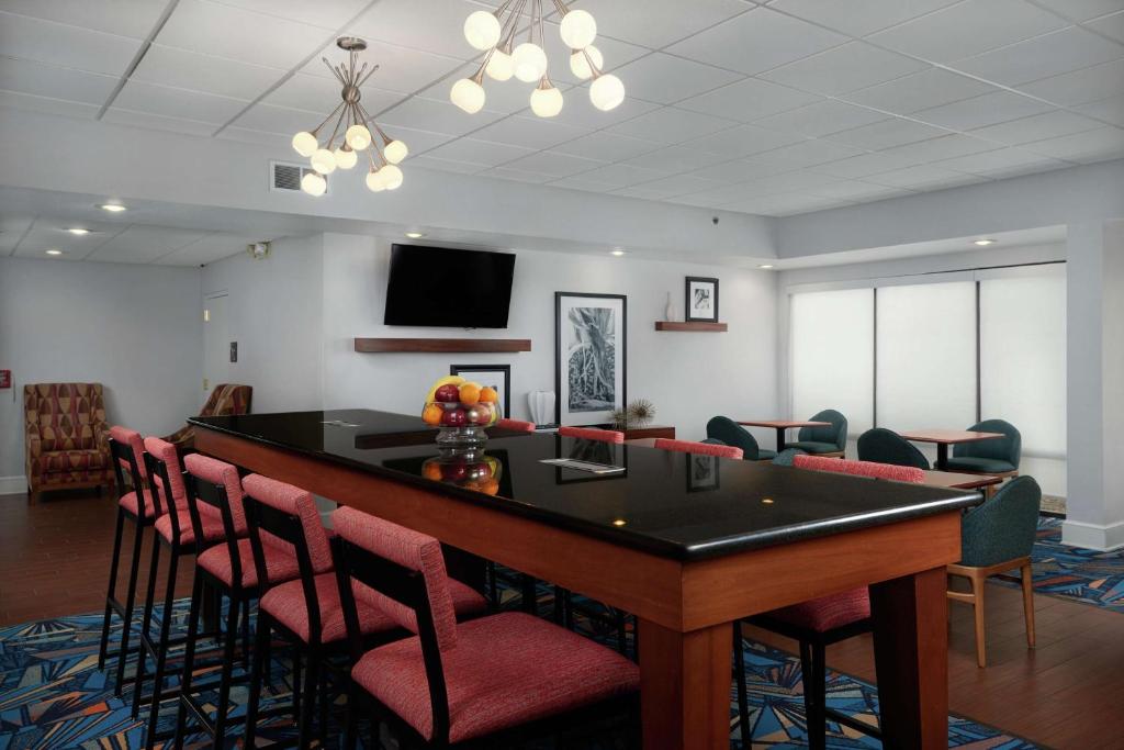 una sala de conferencias con mesa y sillas en Hampton Inn Youngstown West en Mineral Ridge