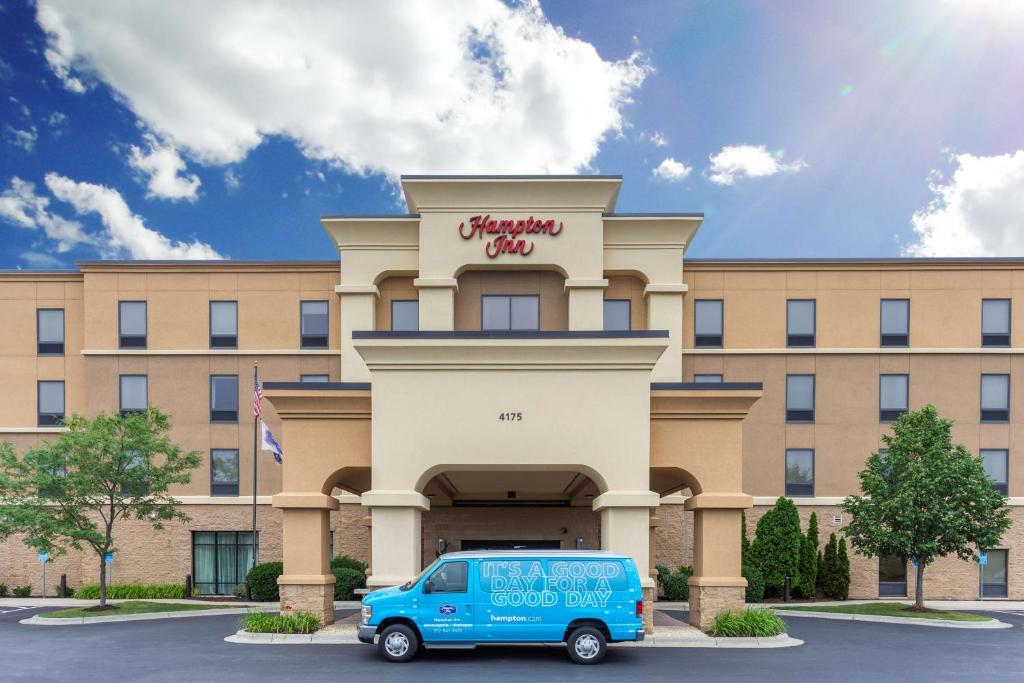 une camionnette bleue garée devant un hôtel dans l'établissement Hampton Inn Minneapolis/Shakopee, à Shakopee